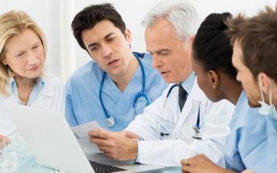 group-of-doctors-nurses-discussing-document_573x300 group-of-doctors-nurses-discussing-document_573x300